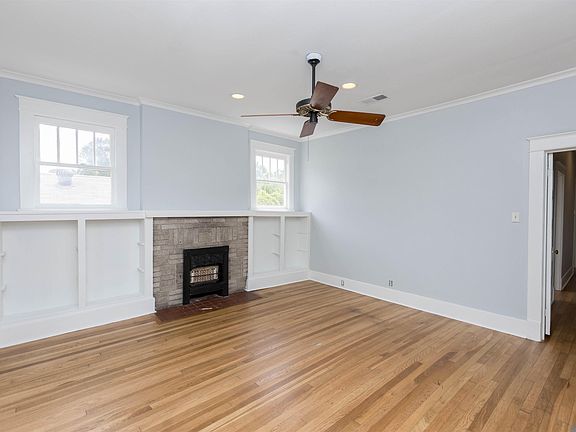 3rd image of 558 Arlington Ave