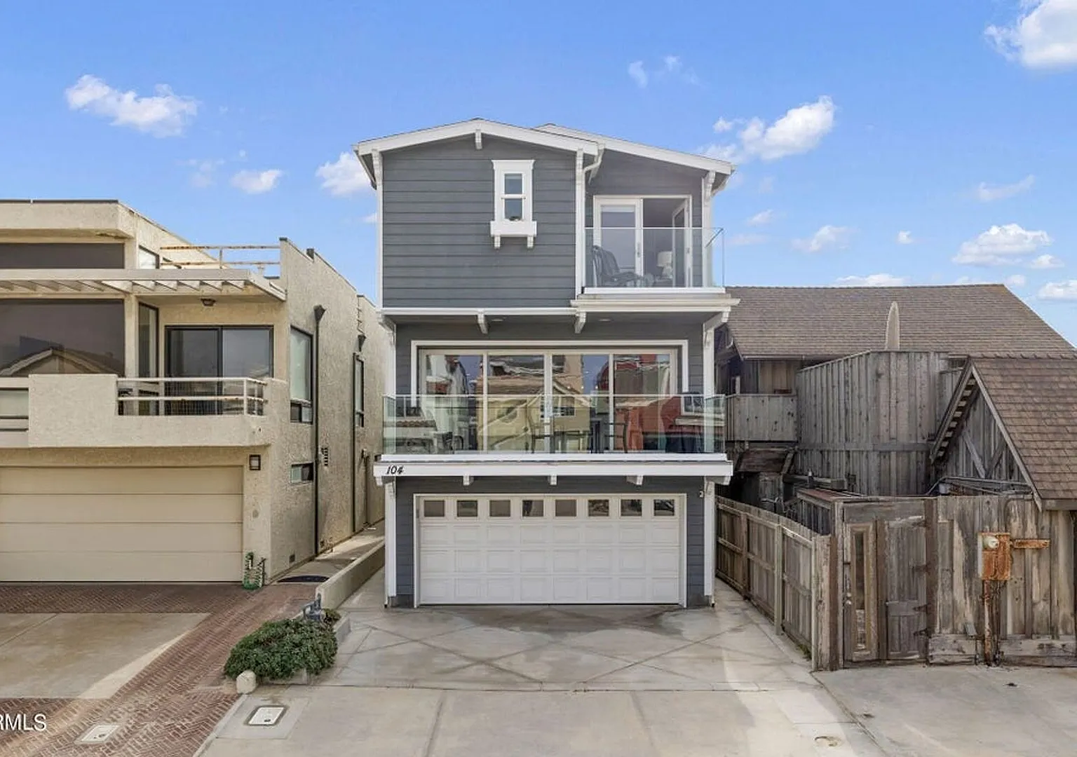 3-Bedroom + 3.5 Bathroom Extravagant Home | Hollywood Beach | Oxnard | Fully Furnished — Photo 2