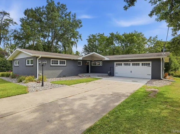 1360 Hemmeter Rd, Saginaw, MI 48638
