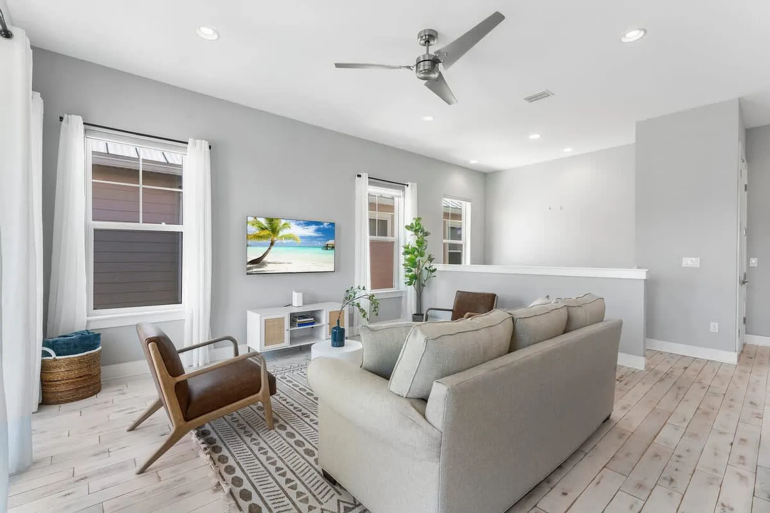 3 bed, 2.0 bath, 1926 sqft, $5,994 — Photo 2