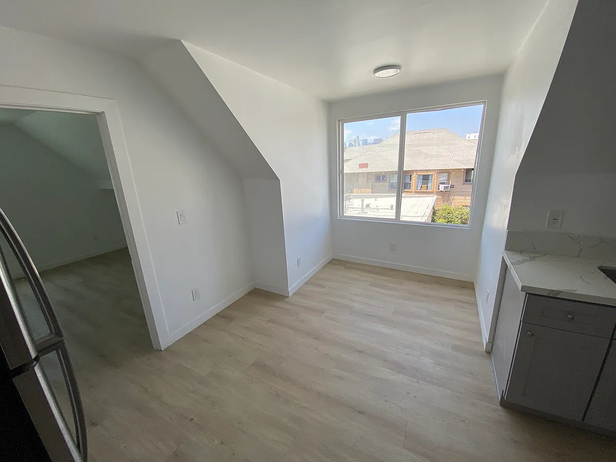 Great lighting - 1917 E 2nd St #3