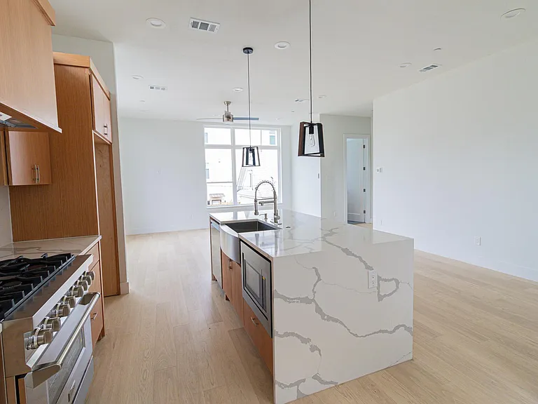 4210 Roseland Ave #101 — Photo 34