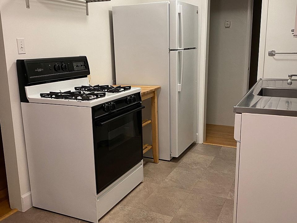 Kitchen. Entry to hallway.