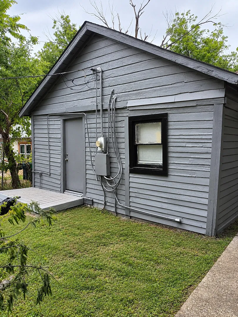 Beautiful 3 Bed / 1 Bath Home with Large Yard! — Photo 2