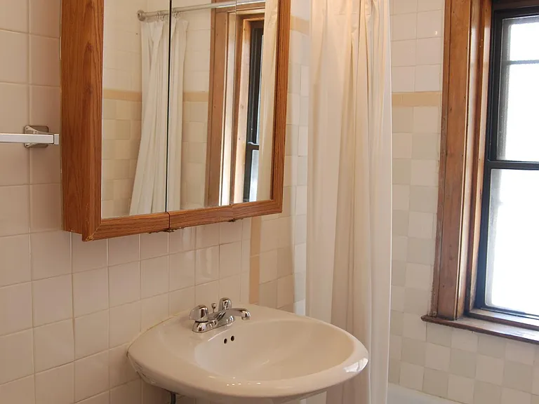 553 West Oakdale Avenue — Photo 9