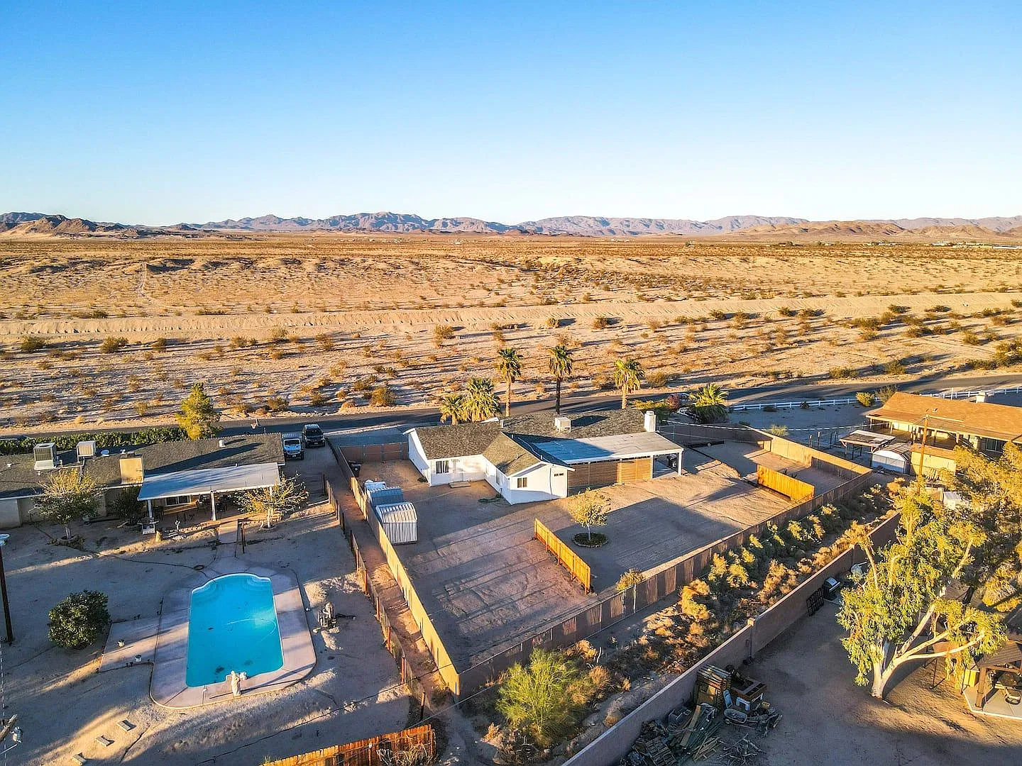 A Fully Furnished 3 Bedroom With Desert Mountain Views — Photo 3