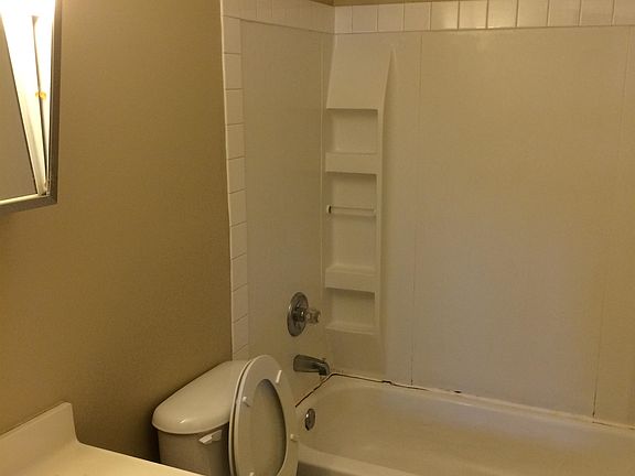3rd image of 928 Villa Dr APT 2