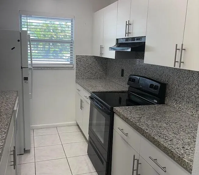 2801 Albatross Rd — Photo 4