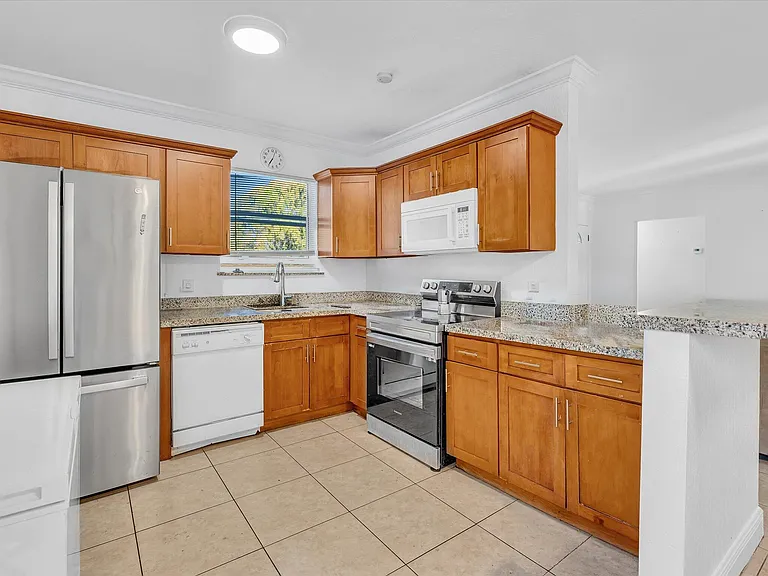 700 SW 5th Ct — Photo 16