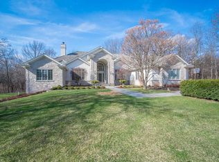 W305N2974 Red Oak Ct, Pewaukee, WI 53072