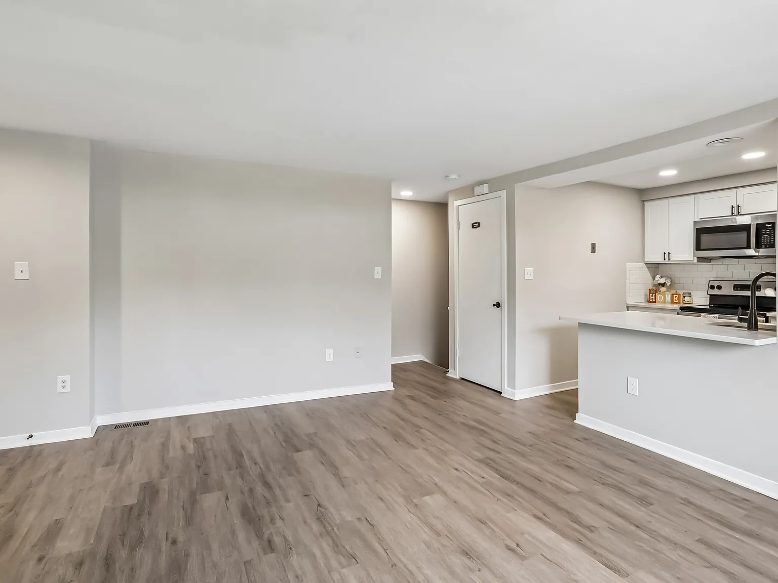 2 bed, 847 sqft, $1,990 — Photo 2