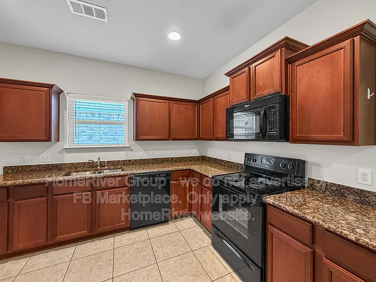 1720 Persimmon Dr — Photo 5