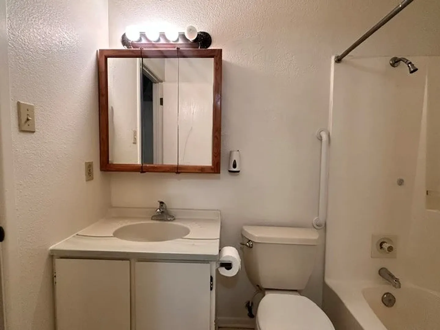 2 bed 2 bath condo - Due to HOA regulations tenants must be 35 years or older. — Photo 4