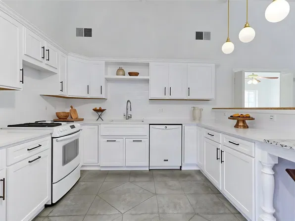 2084 Upper Elgin River Rd, Elgin, TX 78621
