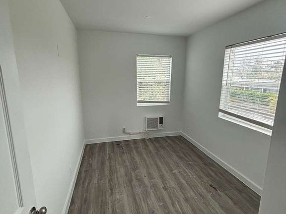 4th image of 906 N Riverside Dr #1