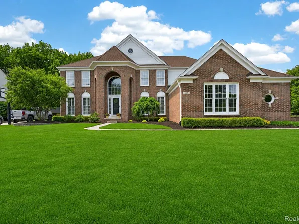 337 Country Club Ct, Canton, MI 48188