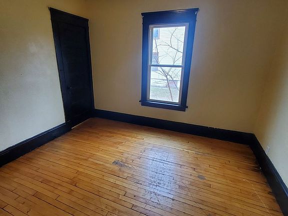 4th image of 3162-3164 N Richards St #3162