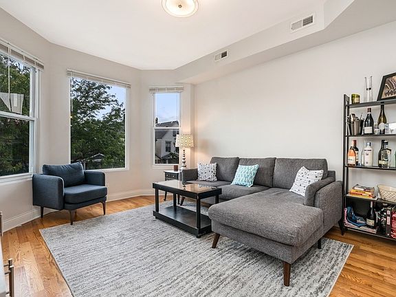 4th image of 2943 N Wisner Ave APT 2