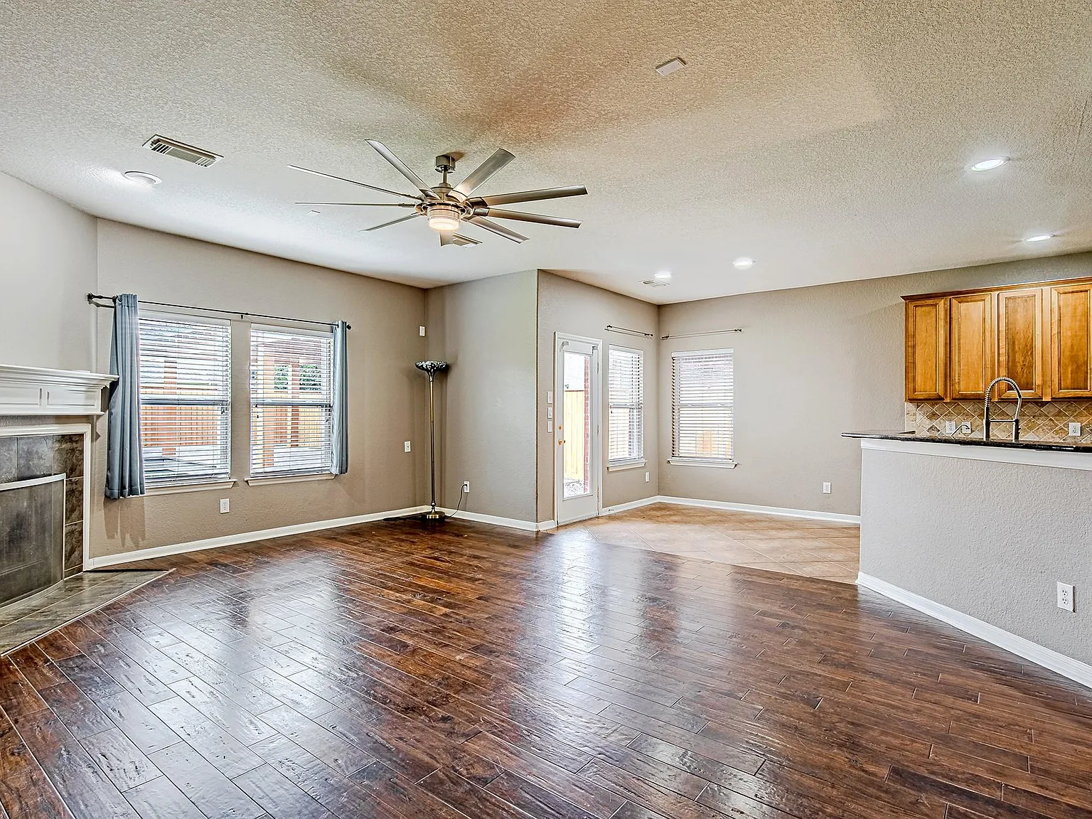 4 bed, 3.5 bath, 2586 sqft, $2,900 — Photo 3