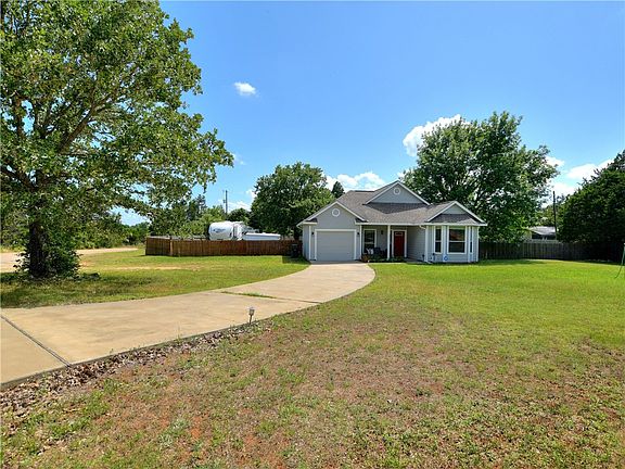 4th image of 130 Flaming Oak Dr