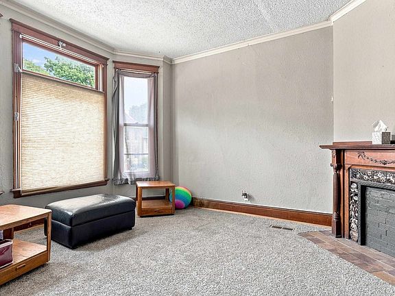 4th image of 568 Loras Blvd
