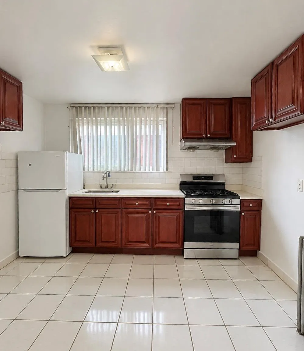 3 bed, 1.0 bath, 936 sqft, $2,900 — Photo 2
