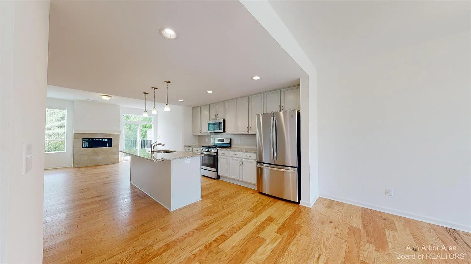 4 bed, 4.5 bath, 2594 sqft, $4,000 — Photo 3