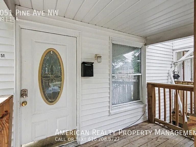1051 Pine Ave NW — Photo 2