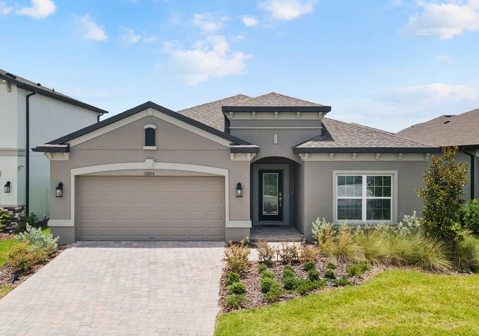 Absolutely stunning and practically brand-new 4 BR+ flex room(office)/3 BA/2-car garage executive... — Photo 2