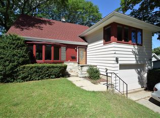 1012 Hawthorn Cir, Waukesha, WI 53188