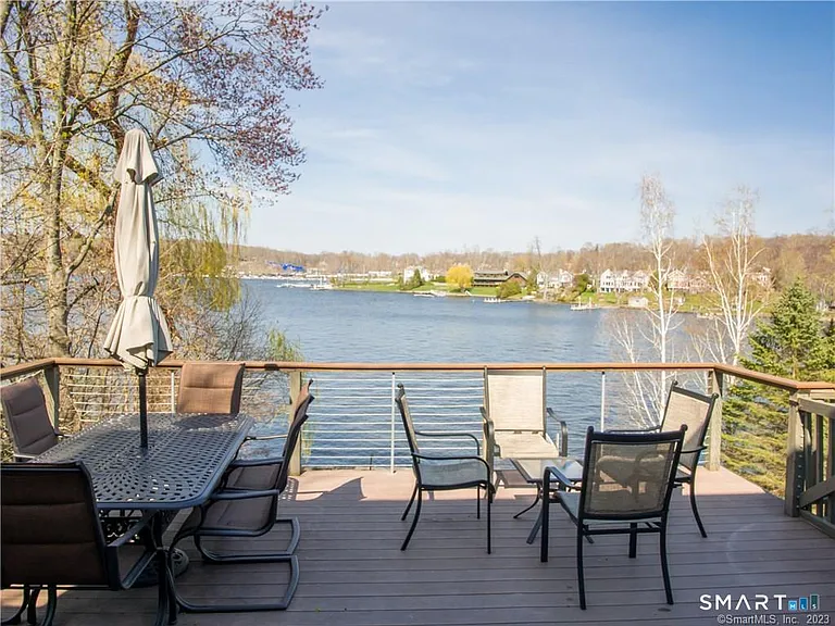 14 Shore Rd — Photo 2