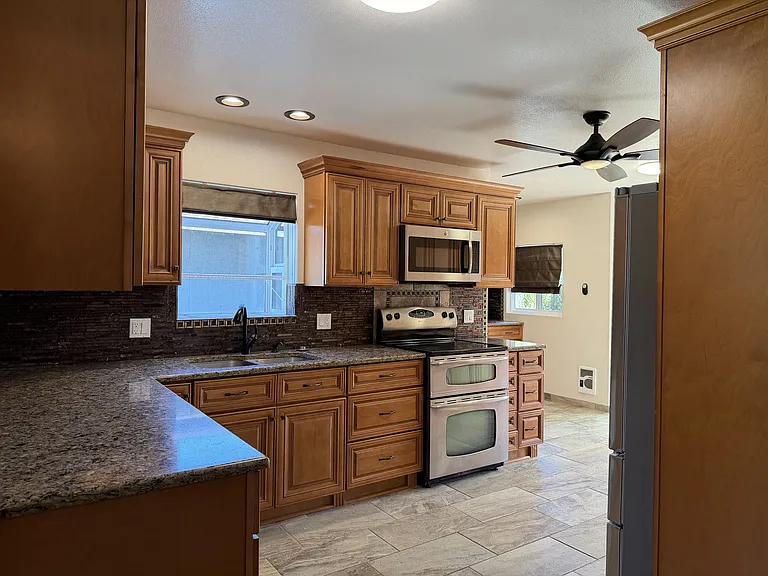 304 Oak St — Photo 8