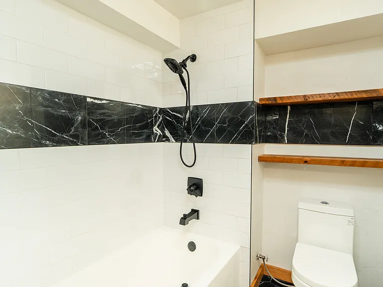 1815 NW Hoyt St #1 — Photo 17
