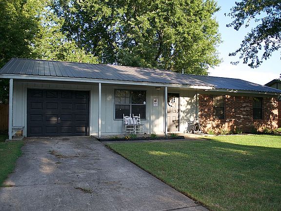 2nd image of 207 N Christy
