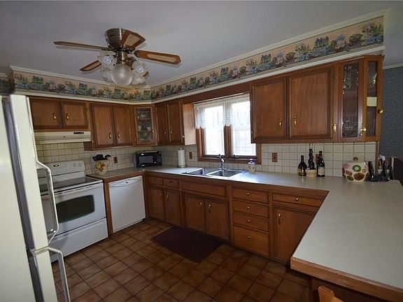 3rd image of 304 Barton Cir