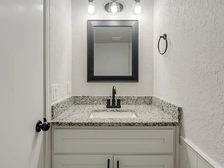11715 N Francis Ave — Photo 13