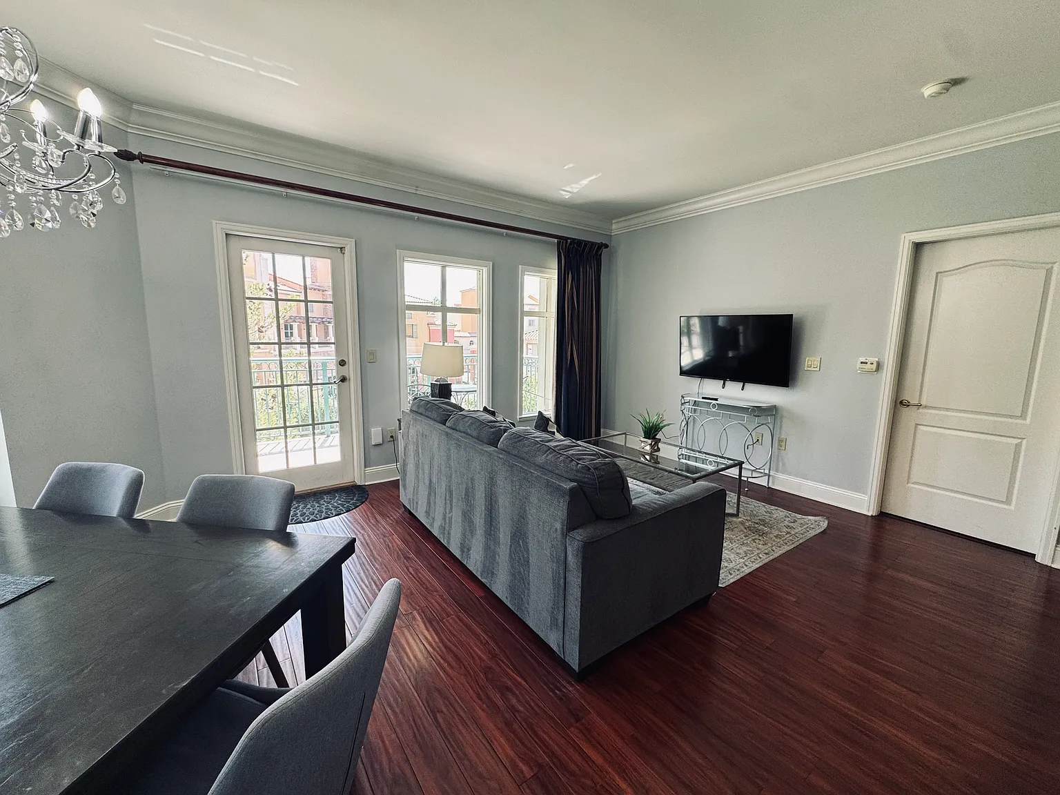 2 bed, 889 sqft, $2,600 — Photo 2