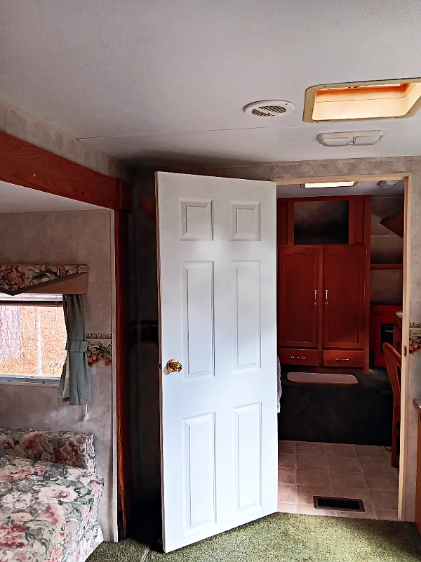 Springdale 2004 furnished travel trailer — Photo 3