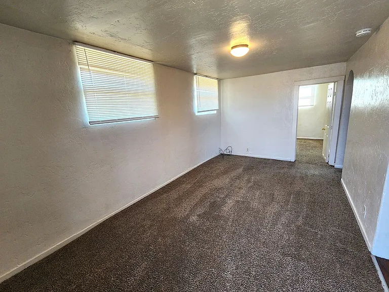 1037 Brownlee Ave — Photo 9
