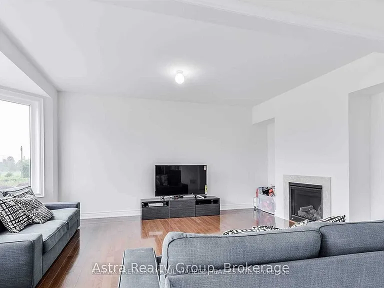 596 Mactier Dr — Photo 18