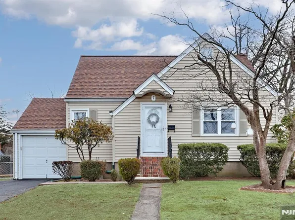 7 Overlook Dr, Dumont, NJ 07628