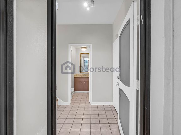 5th image of 2913 Bayview Dr