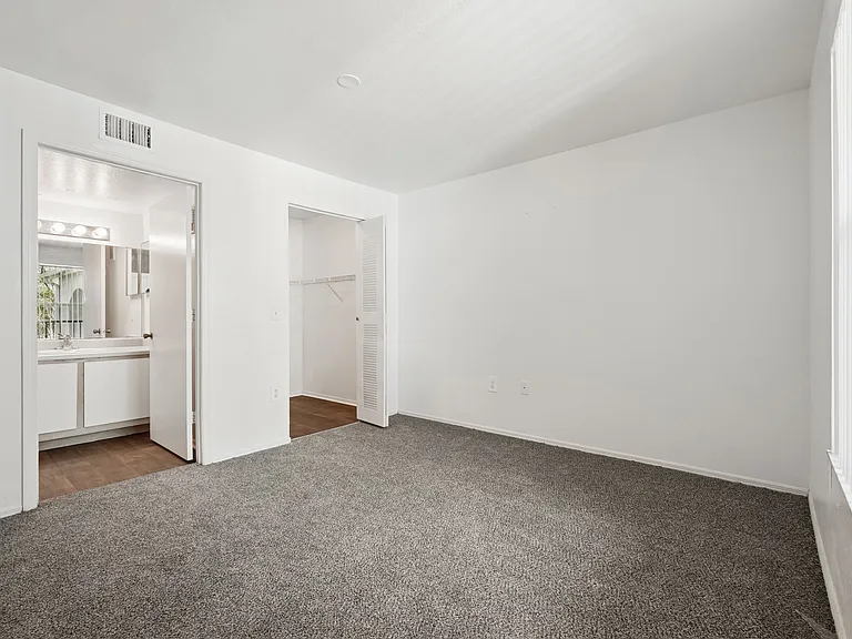 Glen Oaks Apartments — Photo 19