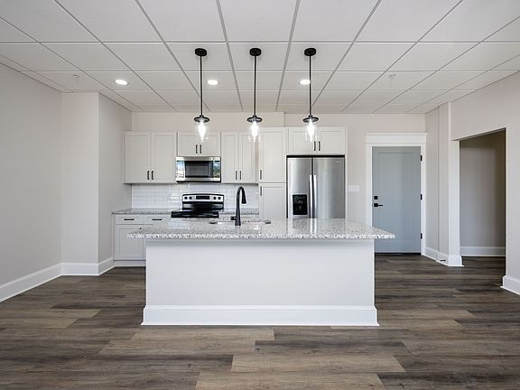 4th image of 102 S Evers St #203