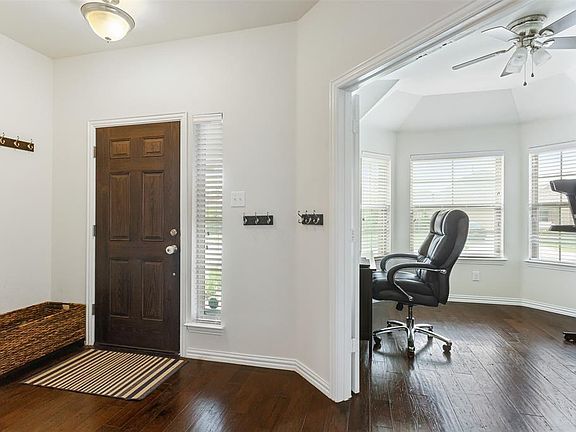3rd image of 1613 Meadow Trail Ln