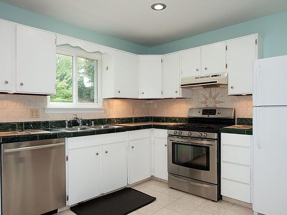 2nd image of 6919 Stoneybrooke Ln