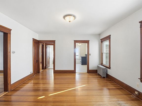 4th image of 105 East St