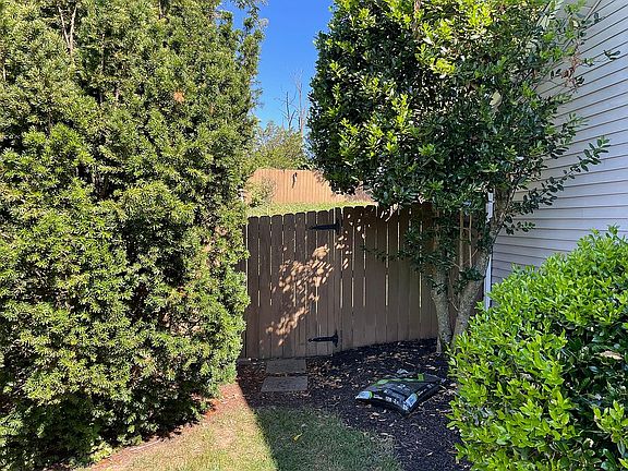 5th image of 29 Greenspring Dr