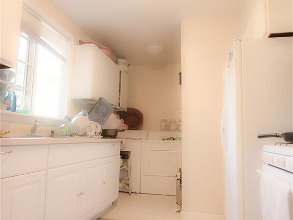2nd image of 1134 Leggett St