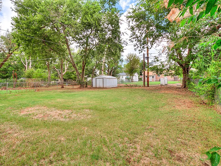 213 W Jacobs Dr — Photo 15